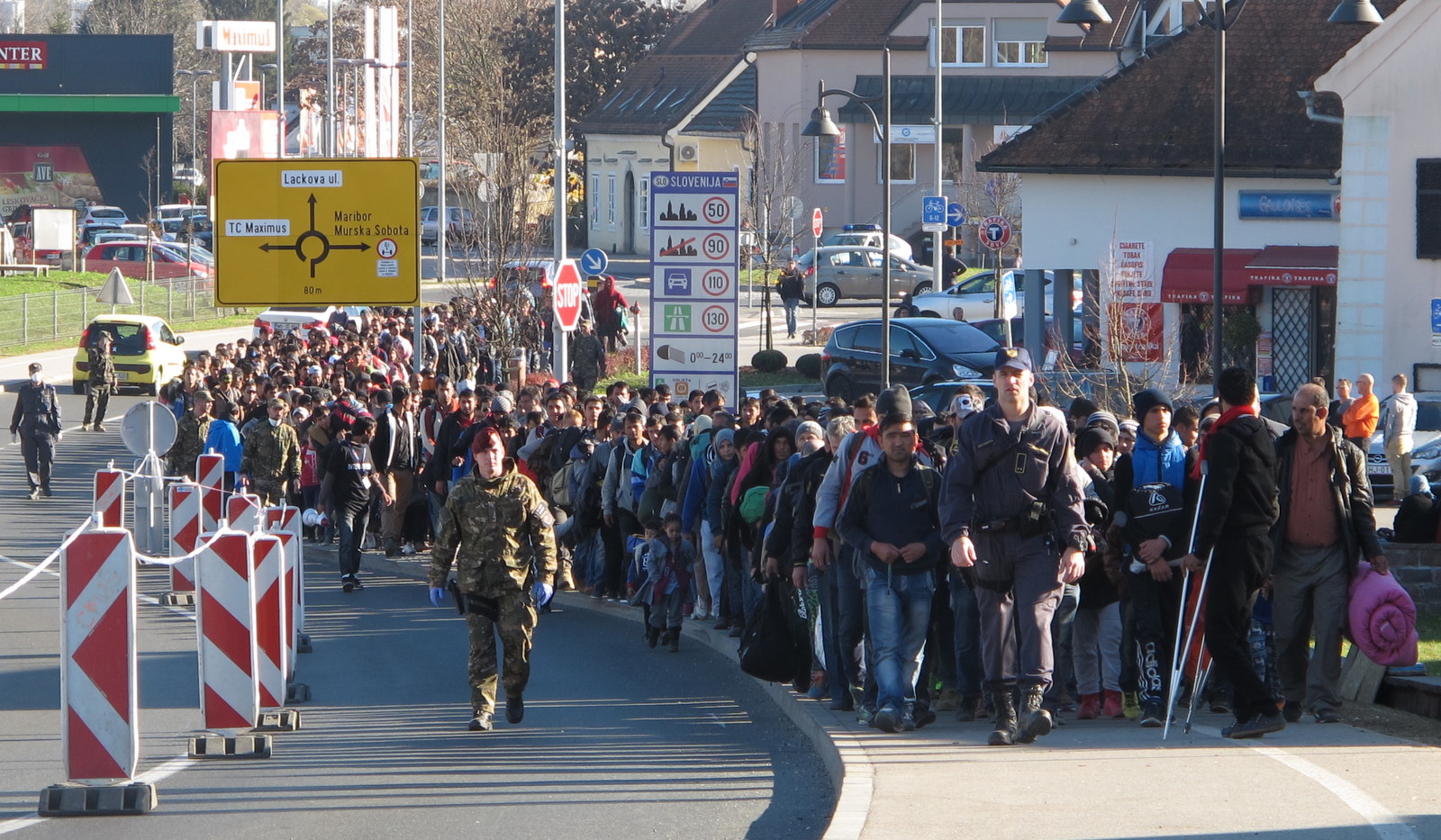Ministrica_obiskala_pripadnike_Slovenske_vojske_in_URSZR,_ki_pomagajo_v_nastanitvenem_centru_in_na_meji_01 refugees